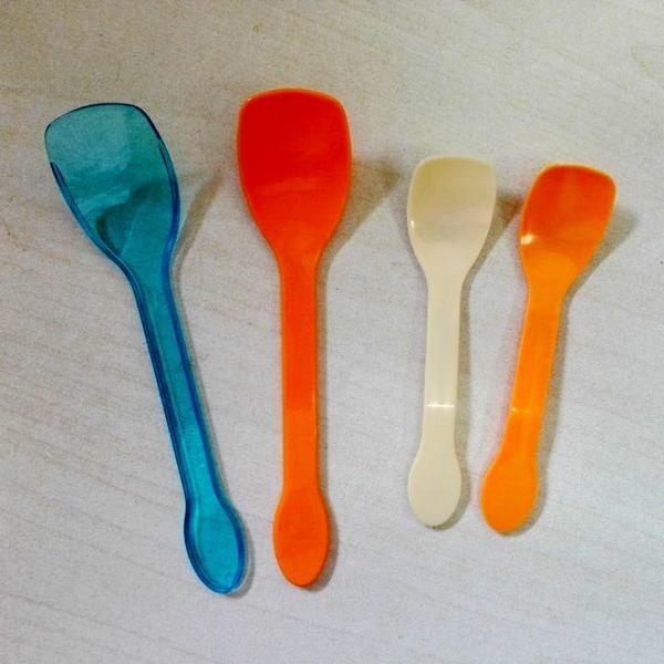Colheres plásticas seguradas longas do gelado, mini material do produto comestível de colher do serviço do gelado