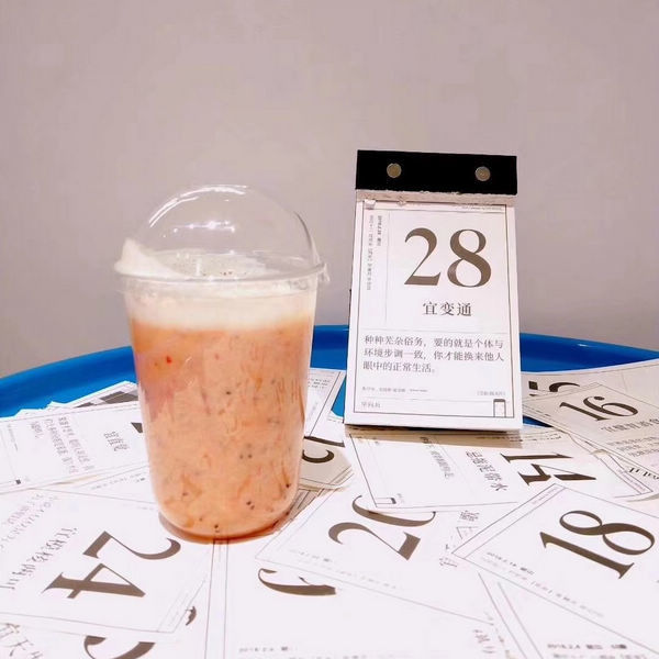 O logotipo imprimiu a forma congelada descartável dos copos de café 500ml U com resistência do odor das tampas